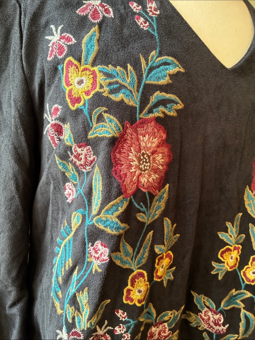 Umgee Black Embroidered Floral V-Neck Sueded Fabric Dress Size Small - Picture 3 of 6
